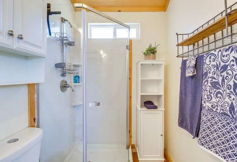 2 Mi To Rainbow Lake: Lovely Lakeside Tiny Home