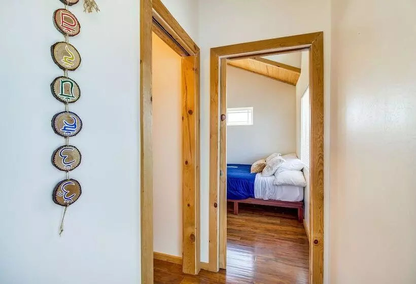 2 Mi To Rainbow Lake: Lovely Lakeside Tiny Home