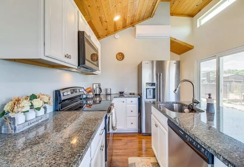 2 Mi To Rainbow Lake: Lovely Lakeside Tiny Home