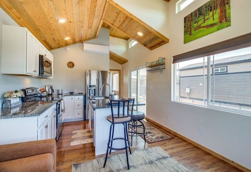 2 Mi To Rainbow Lake: Lovely Lakeside Tiny Home