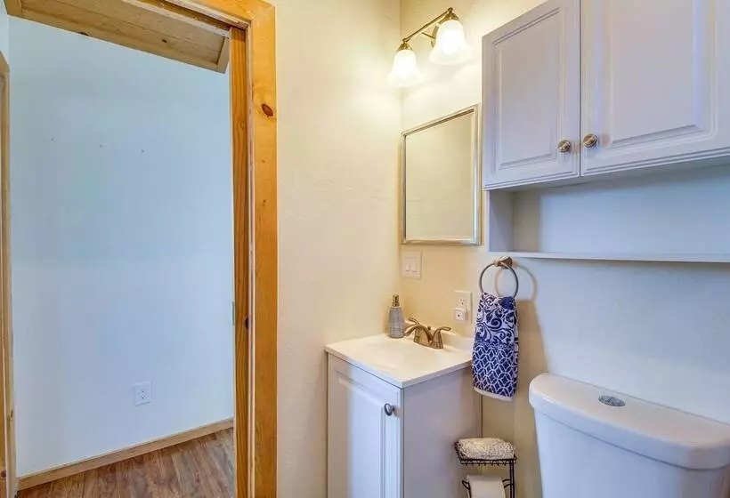 2 Mi To Rainbow Lake: Lovely Lakeside Tiny Home