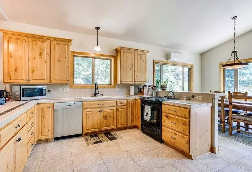 Mountain Retreat In Drake W/ Fireplace & Views!