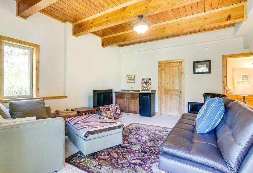 Mountain Retreat In Drake W/ Fireplace & Views!