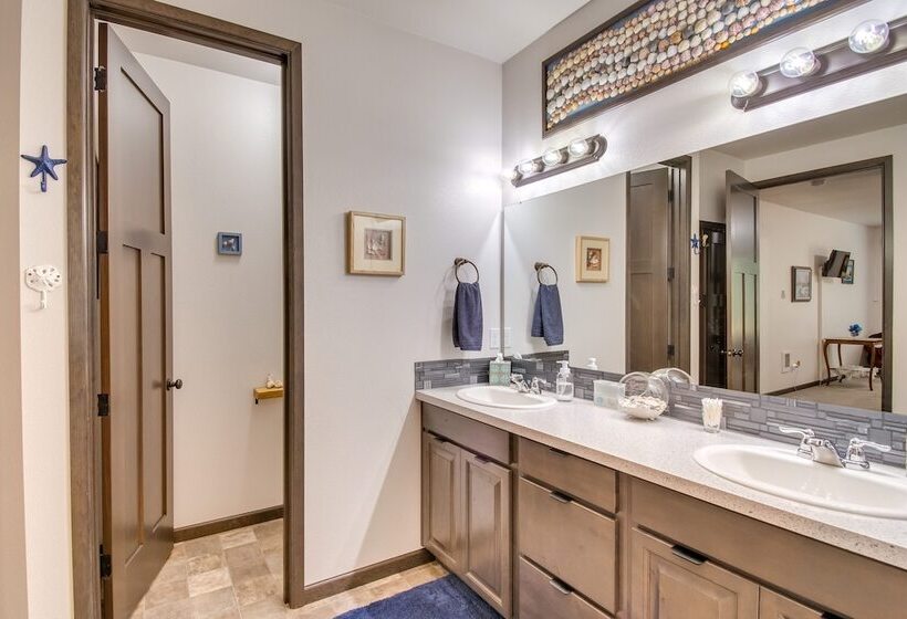 Peaceful Shelton Home W/ Spacious Yard & Fire Pit!