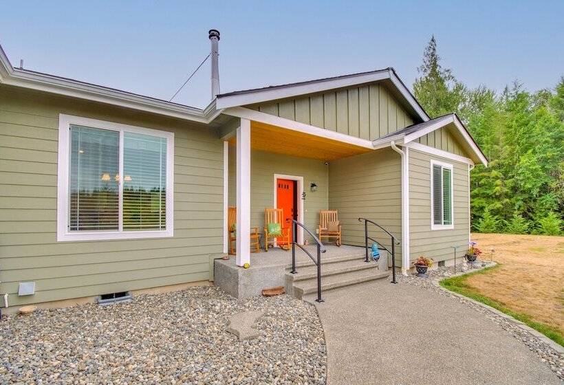 Peaceful Shelton Home W/ Spacious Yard & Fire Pit!