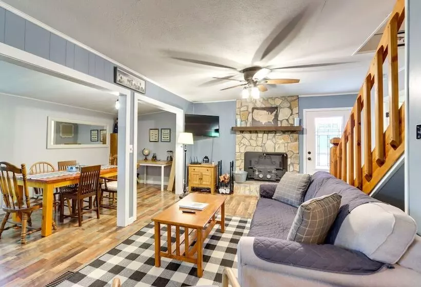 Pet Friendly Murphy Home: Grilling Deck + Fire Pit