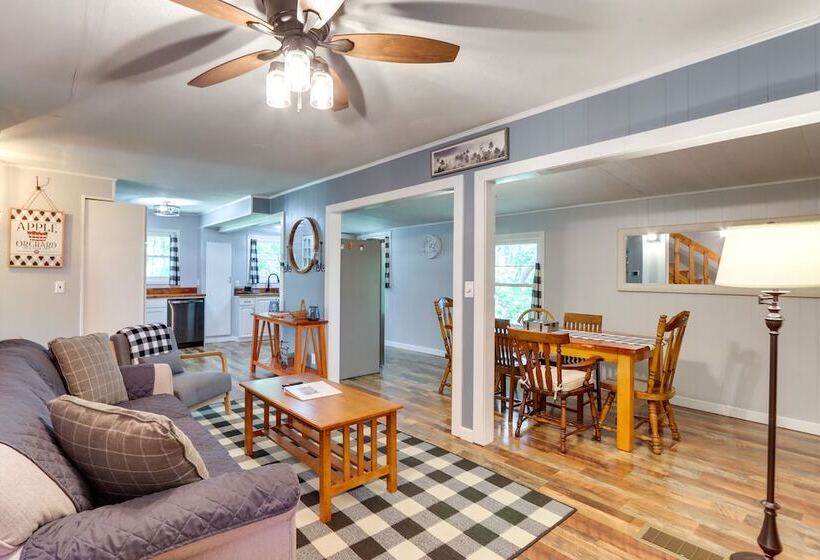 Pet Friendly Murphy Home: Grilling Deck + Fire Pit