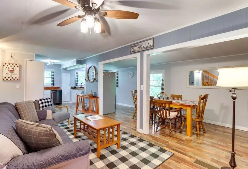 Pet Friendly Murphy Home: Grilling Deck + Fire Pit