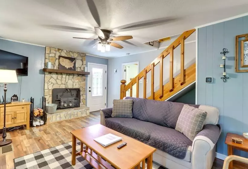 Pet Friendly Murphy Home: Grilling Deck + Fire Pit