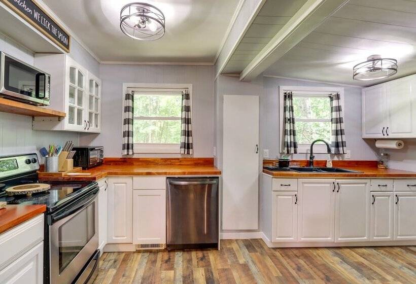 Pet Friendly Murphy Home: Grilling Deck + Fire Pit