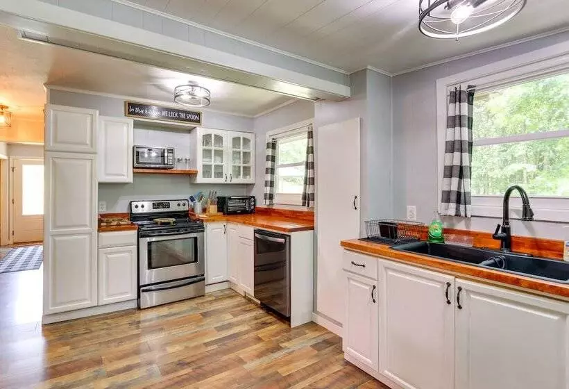 Pet Friendly Murphy Home: Grilling Deck + Fire Pit