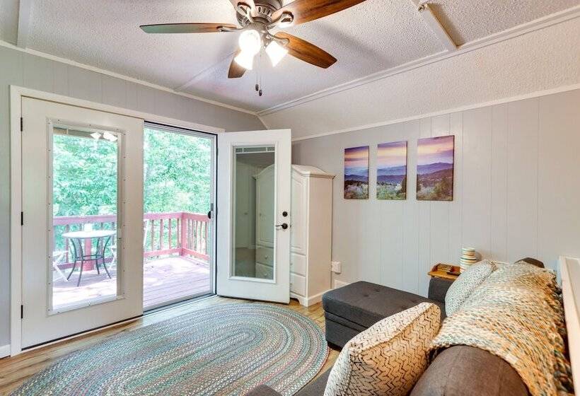 Pet Friendly Murphy Home: Grilling Deck + Fire Pit