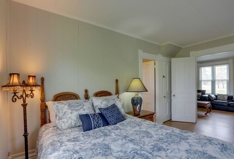 Welcoming Port Clinton Vacation Rental!