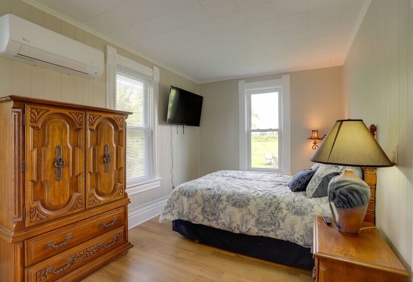 Welcoming Port Clinton Vacation Rental!