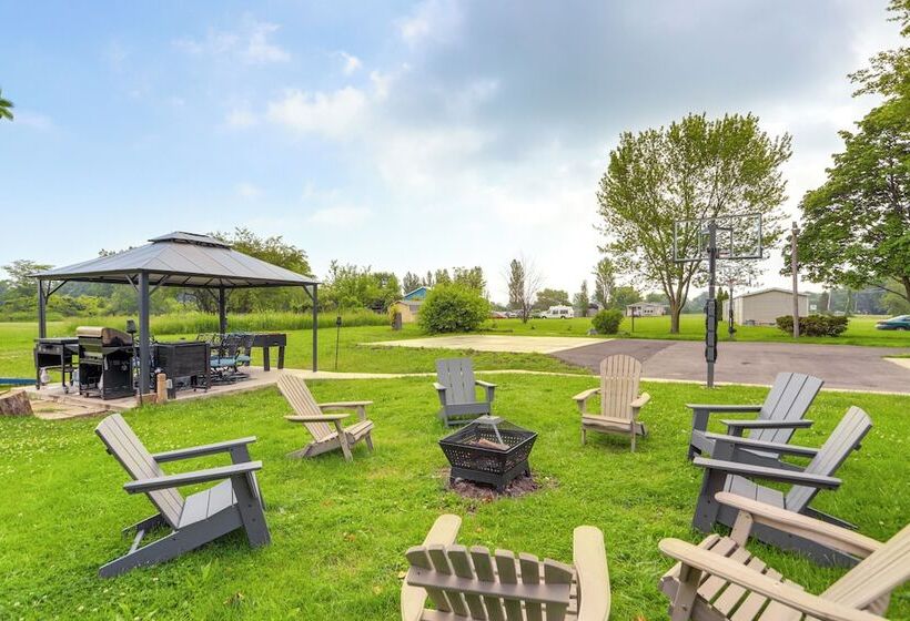 Welcoming Port Clinton Vacation Rental!