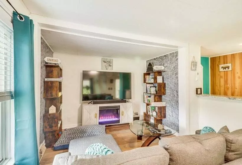 Pet Friendly Shenandoah Home W/ Fire Pit!