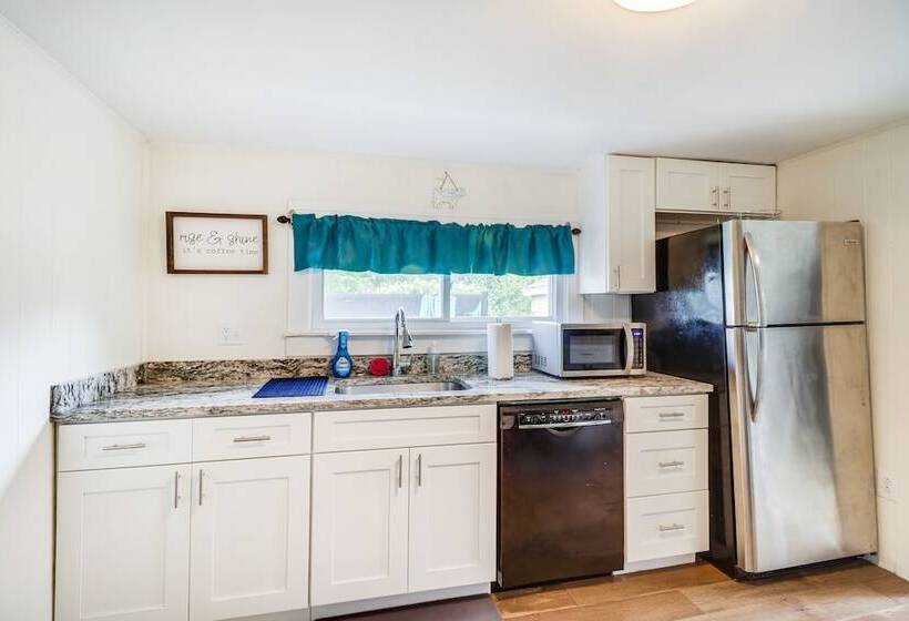 Pet Friendly Shenandoah Home W/ Fire Pit!