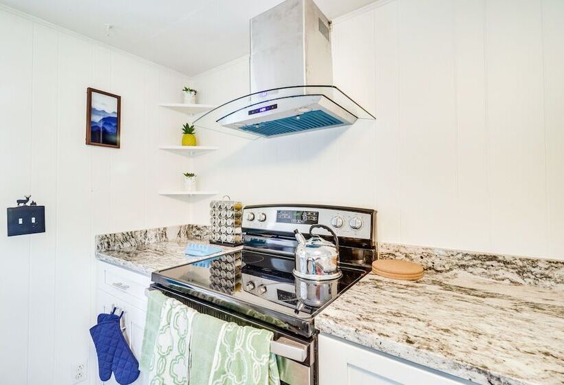 Pet Friendly Shenandoah Home W/ Fire Pit!