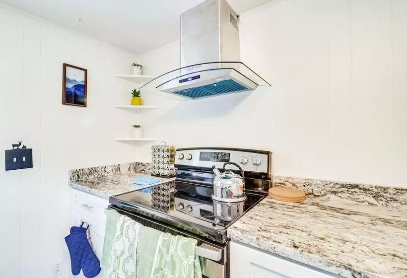 Pet Friendly Shenandoah Home W/ Fire Pit!