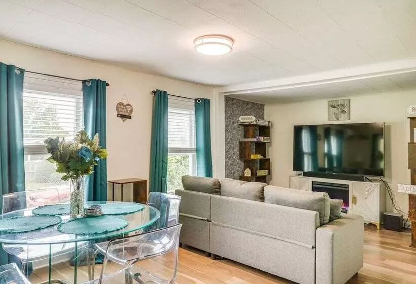 Pet Friendly Shenandoah Home W/ Fire Pit!