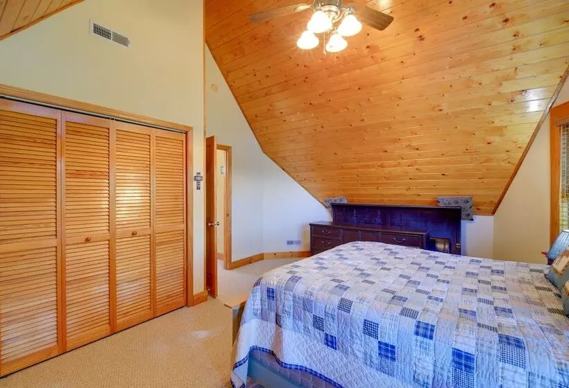 Piney Creek Cabin W/ Deck, Grill & Mountain Views!
