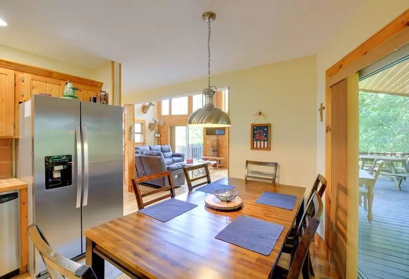 Piney Creek Cabin W/ Deck, Grill & Mountain Views!