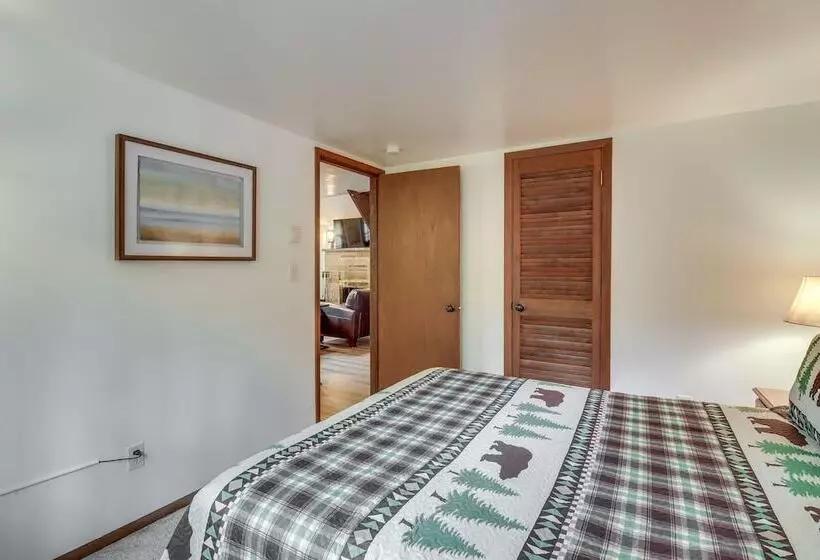 Pocono Lake Cabin   Walk To Arrowhead Lake!