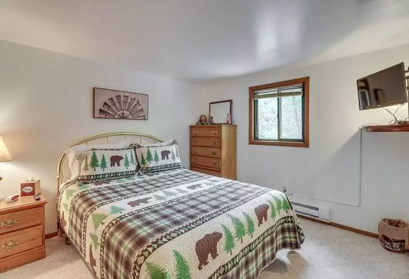 Pocono Lake Cabin   Walk To Arrowhead Lake!