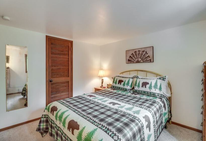 Pocono Lake Cabin Walk To Arrowhead Lake!