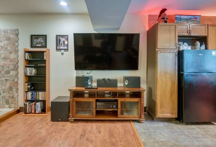 Quaint Naples Cottage: Walk To Trickey Pond & Cove