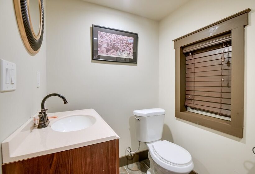 Quaint Naples Cottage: Walk To Trickey Pond & Cove