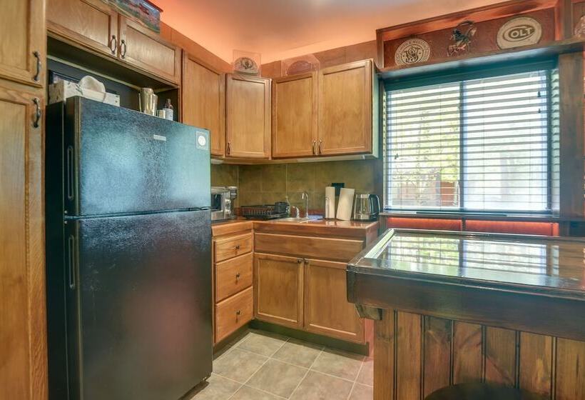 Quaint Naples Cottage: Walk To Trickey Pond & Cove