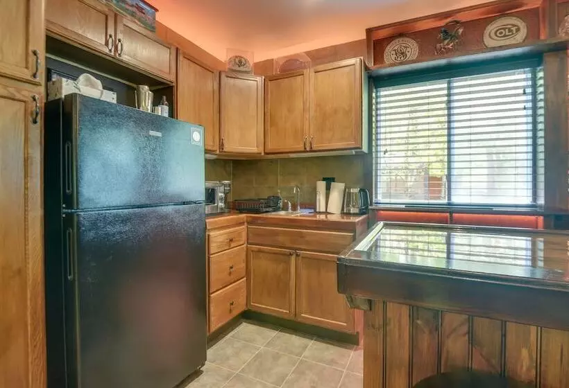 Quaint Naples Cottage: Walk To Trickey Pond & Cove