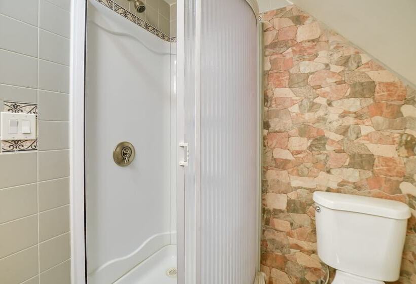 Quaint Naples Cottage: Walk To Trickey Pond & Cove