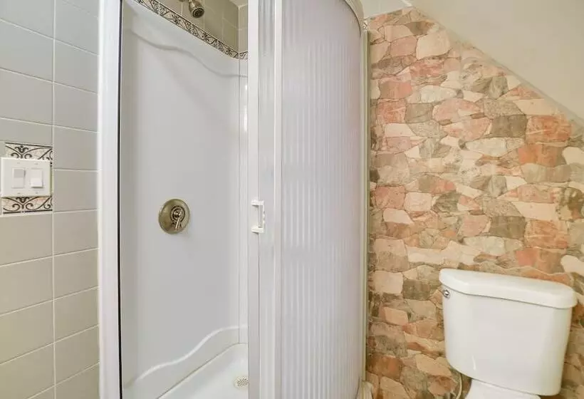 Quaint Naples Cottage: Walk To Trickey Pond & Cove