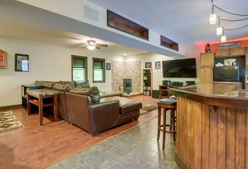 Quaint Naples Cottage: Walk To Trickey Pond & Cove