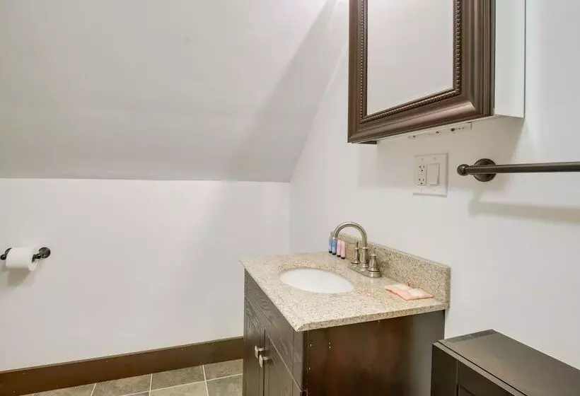 Quaint Naples Cottage: Walk To Trickey Pond & Cove