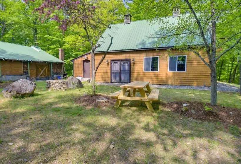 Quaint Naples Cottage: Walk To Trickey Pond & Cove