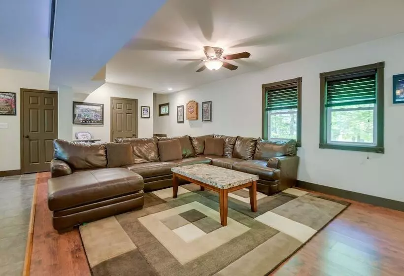 Quaint Naples Cottage: Walk To Trickey Pond & Cove