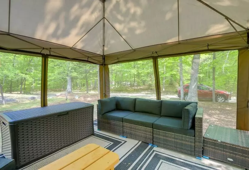 Quaint Naples Cottage: Walk To Trickey Pond & Cove