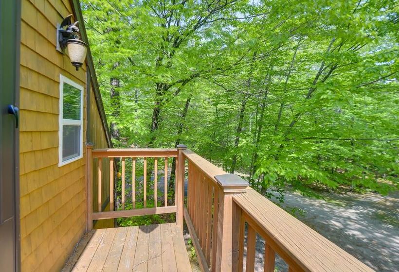 Quaint Naples Cottage: Walk To Trickey Pond & Cove