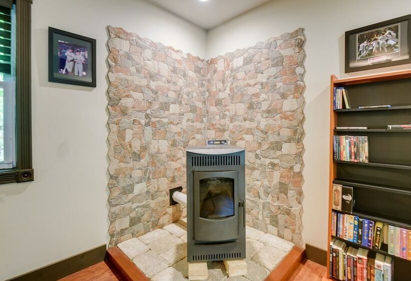 Quaint Naples Cottage: Walk To Trickey Pond & Cove