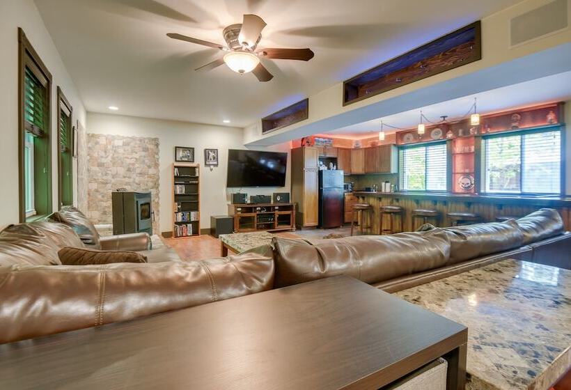 Quaint Naples Cottage: Walk To Trickey Pond & Cove