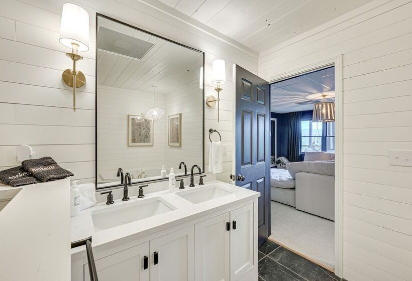 Relaxing Salem House With Boat Slip & Mtn Views!