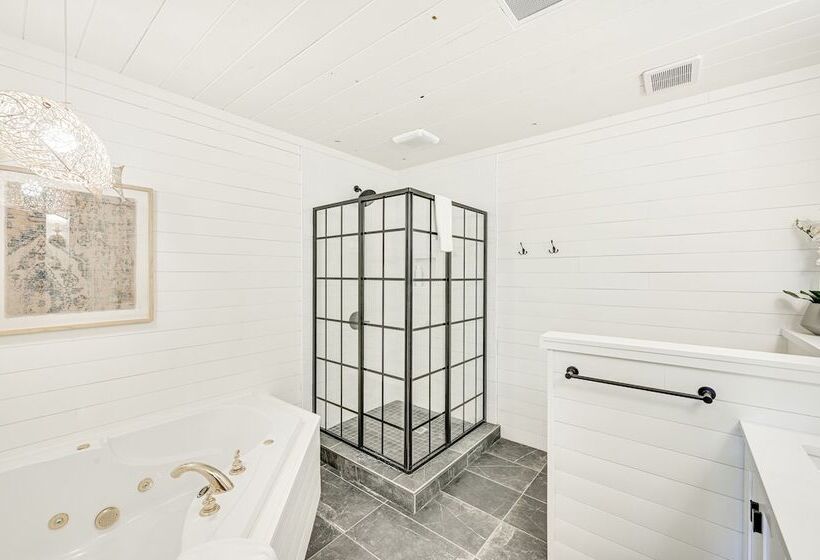 Relaxing Salem House With Boat Slip & Mtn Views!