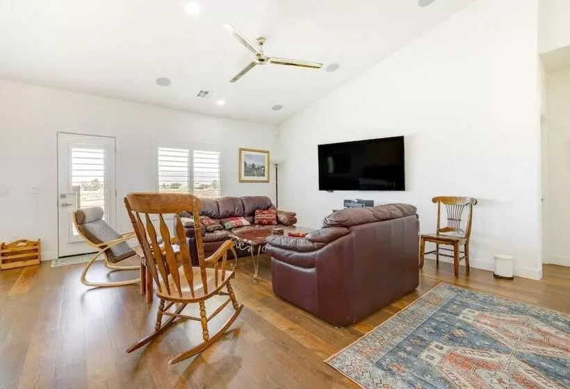 Serene Pahrump Cottage W/ Mountain Views!