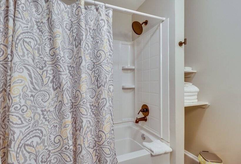 Spacious Massanutten Retreat W/ Hot Tub & Games