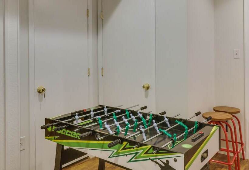 Spacious Massanutten Retreat W/ Hot Tub & Games