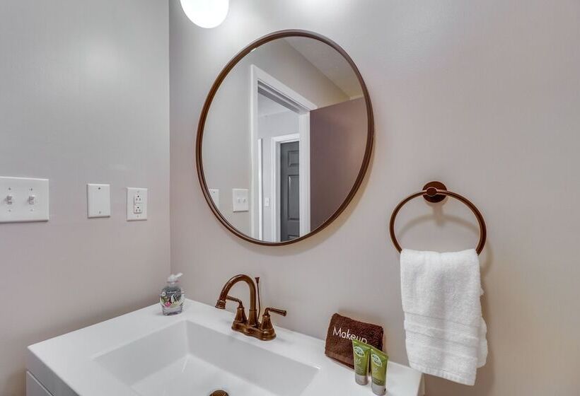 Spacious Massanutten Retreat W/ Hot Tub & Games