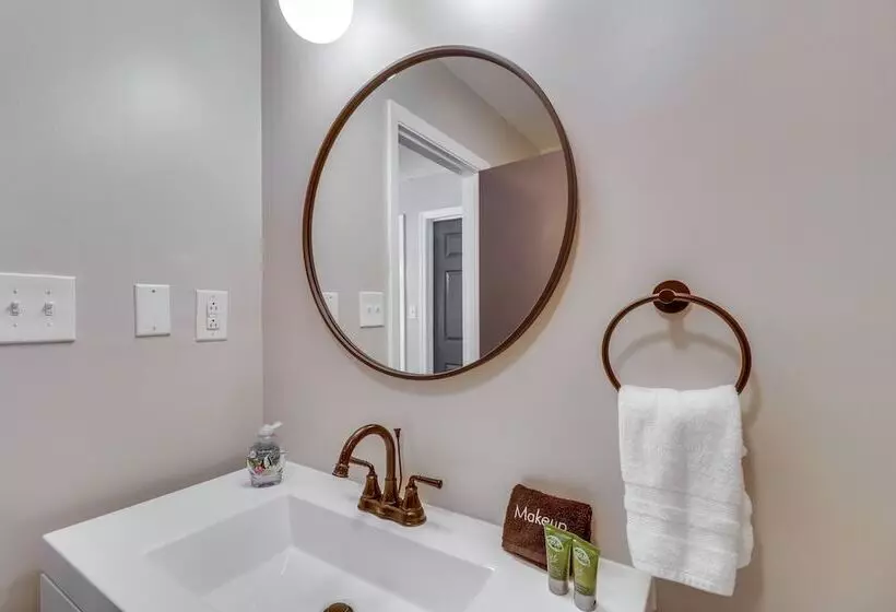Spacious Massanutten Retreat W/ Hot Tub & Games